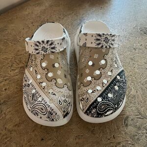 Womens Paisley Pattern Crocs